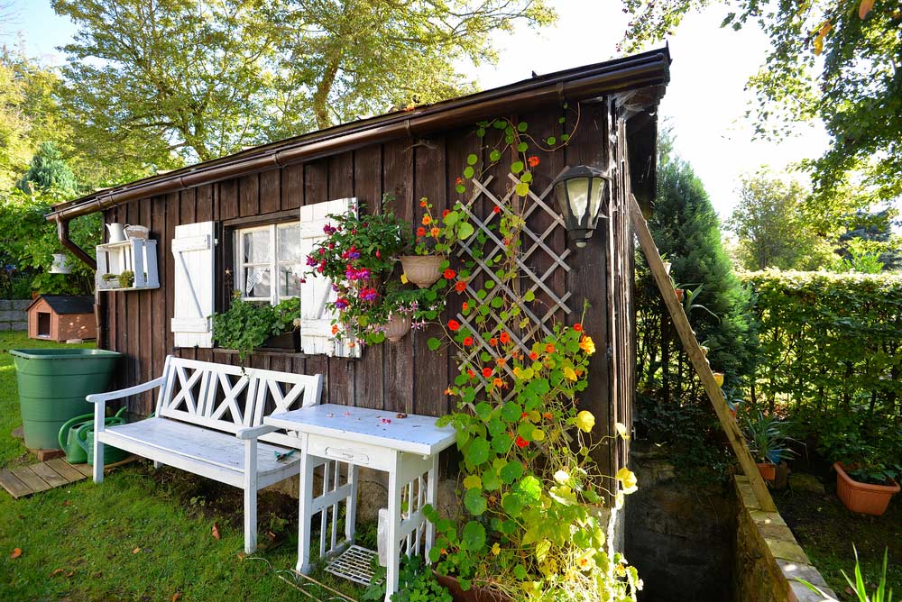 Gartenhaus mit Kletterpflanzen (depositphotos.com)