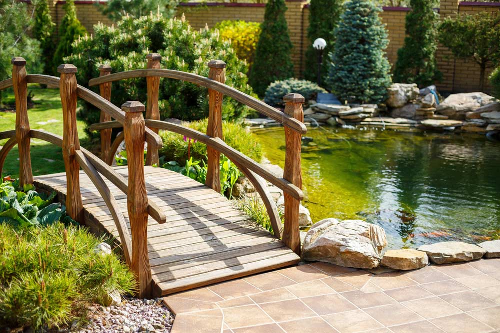 Holzbrücke als Gestaltungselment im Garten (depositphotos)